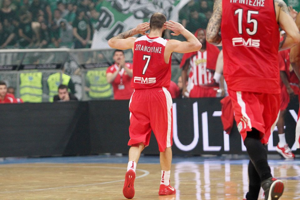 Εισβολή οπαδών στο ντέρμπι Παναθηναϊκός-Ολυμπιακός μετά από χειρονομία Σπανούλη [εικόνες & βίντεο] | iefimerida.gr 0