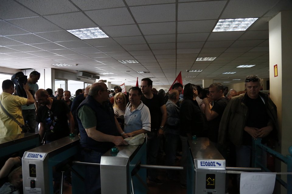 «Nτου» εργαζομένων στην ΕΡΤ -Κλαίνε, αγκαλιάζονται [εικόνες] | iefimerida.gr 2