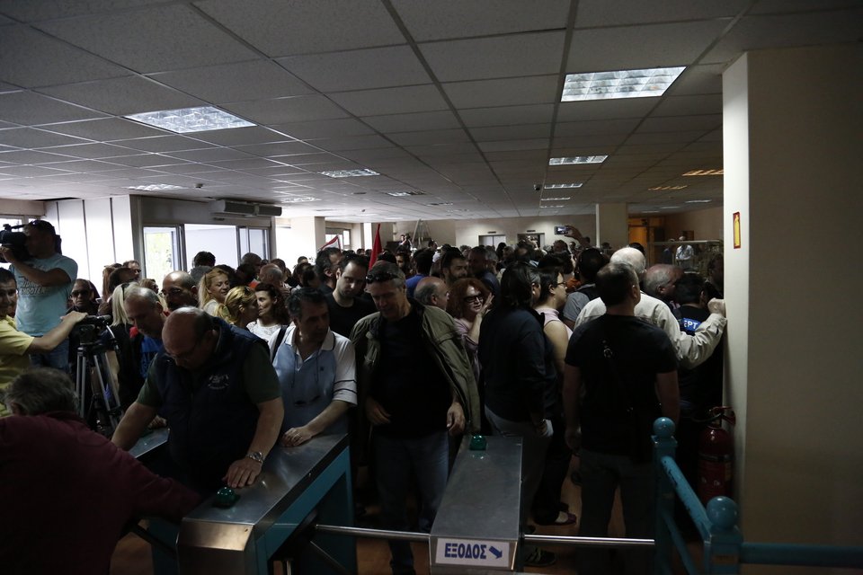 «Nτου» εργαζομένων στην ΕΡΤ -Κλαίνε, αγκαλιάζονται [εικόνες] | iefimerida.gr 1