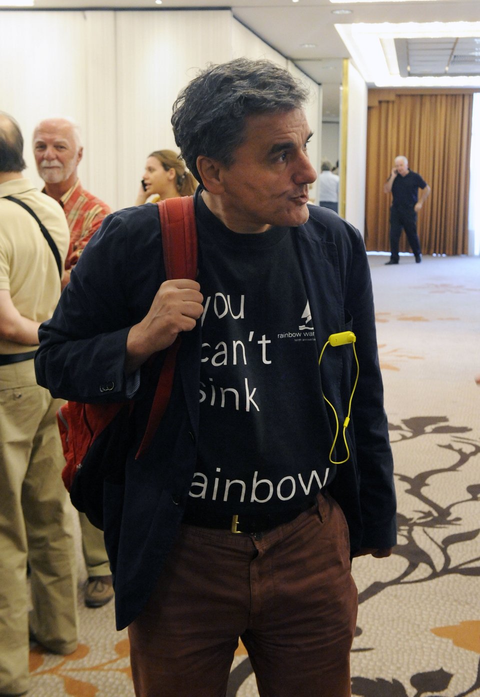 Η τραγική ιστορία πίσω από το μήνυμα της μπλούζας που φόρεσε ο Τσακαλώτος στην Κ.Ε. του ΣΥΡΙΖΑ [εικόνες] | iefimerida.gr 0