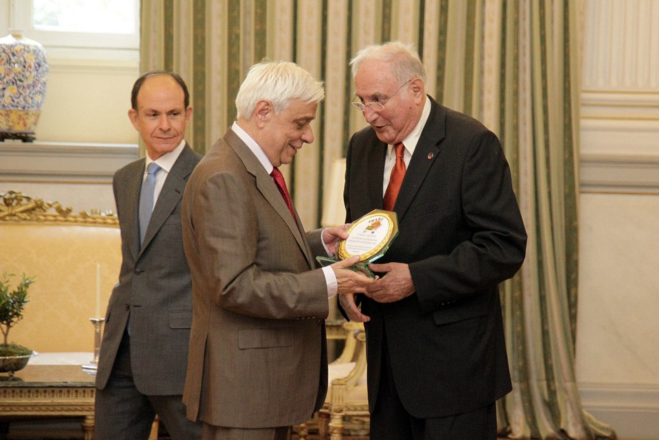 Παυλόπουλος σε βετεράνους μπάσκετ: Μας δώσατε μεγάλες χαρές [εικόνες] | iefimerida.gr 0