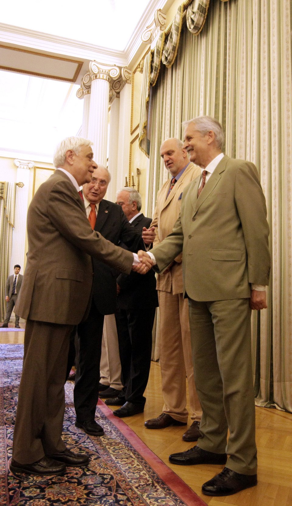 Παυλόπουλος σε βετεράνους μπάσκετ: Μας δώσατε μεγάλες χαρές [εικόνες] | iefimerida.gr 1