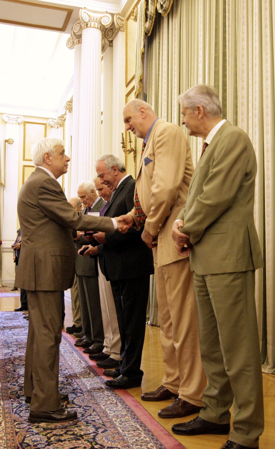 Παυλόπουλος σε βετεράνους μπάσκετ: Μας δώσατε μεγάλες χαρές [εικόνες] | iefimerida.gr 2