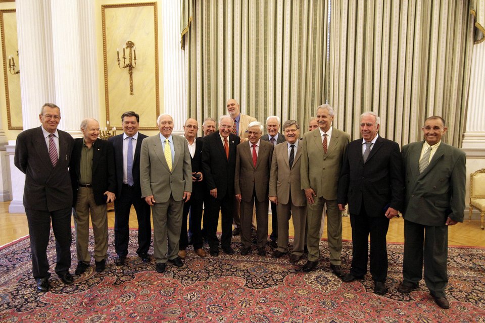 Παυλόπουλος σε βετεράνους μπάσκετ: Μας δώσατε μεγάλες χαρές [εικόνες] | iefimerida.gr 4