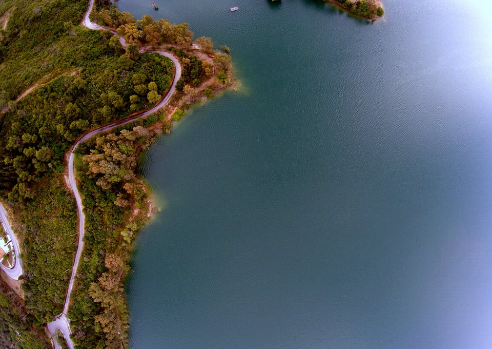 Πετώντας πάνω από τη λίμνη του Μαραθώνα [εικόνες] | iefimerida.gr 2