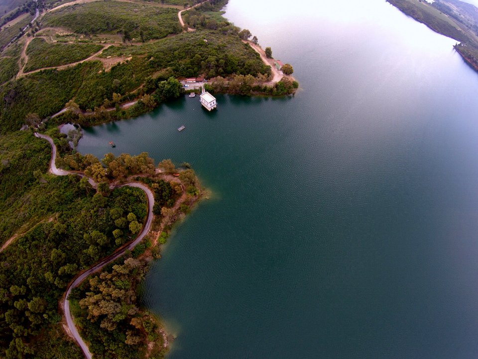 Πετώντας πάνω από τη λίμνη του Μαραθώνα [εικόνες] | iefimerida.gr 3