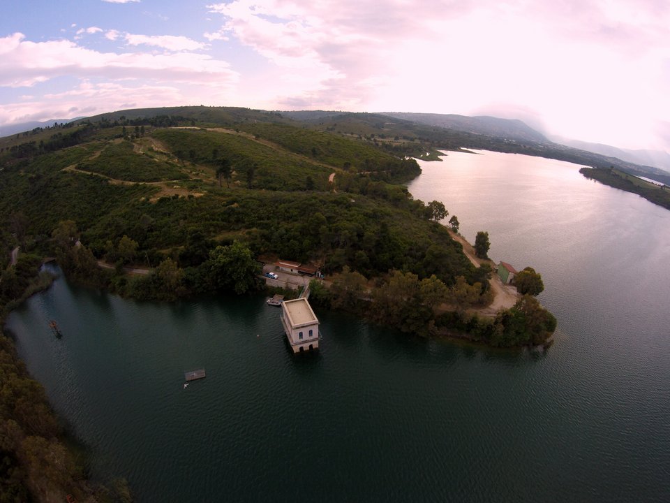 Πετώντας πάνω από τη λίμνη του Μαραθώνα [εικόνες] | iefimerida.gr 4