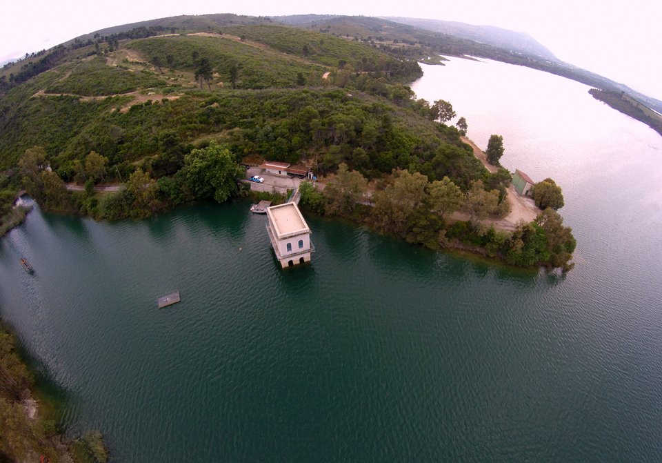 Πετώντας πάνω από τη λίμνη του Μαραθώνα [εικόνες] | iefimerida.gr 5
