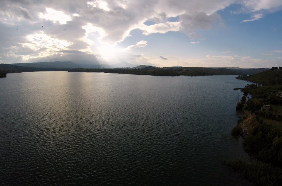 Πετώντας πάνω από τη λίμνη του Μαραθώνα [εικόνες] | iefimerida.gr 10