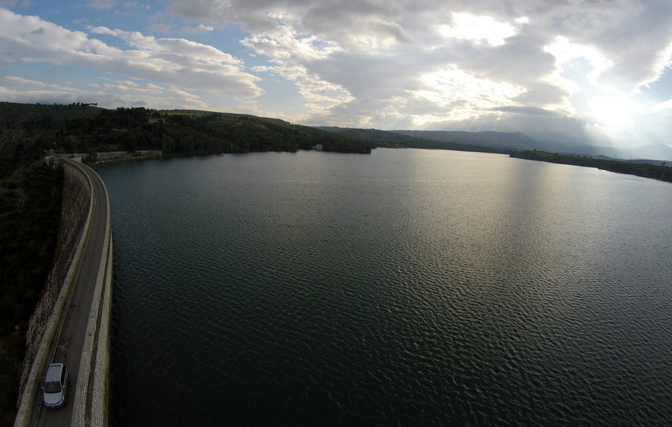 Πετώντας πάνω από τη λίμνη του Μαραθώνα [εικόνες] | iefimerida.gr 9