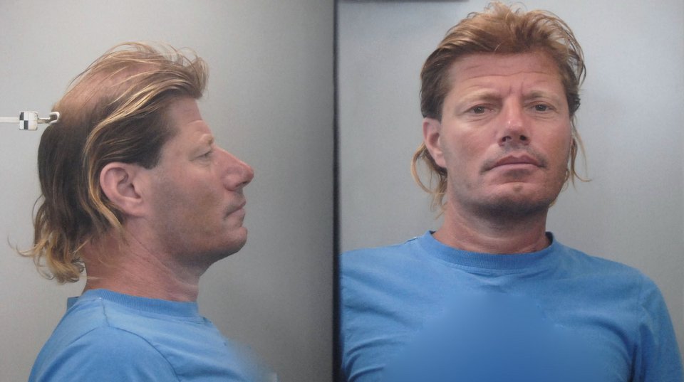 Σοκ στη Βουλιαγμένη: Ναυαγοσώστης είχε στα κιάλια του κάμερα και βιντεοσκοπούσε τα παιδιά όταν άλλαζαν [εικόνες] | iefimerida.gr 1