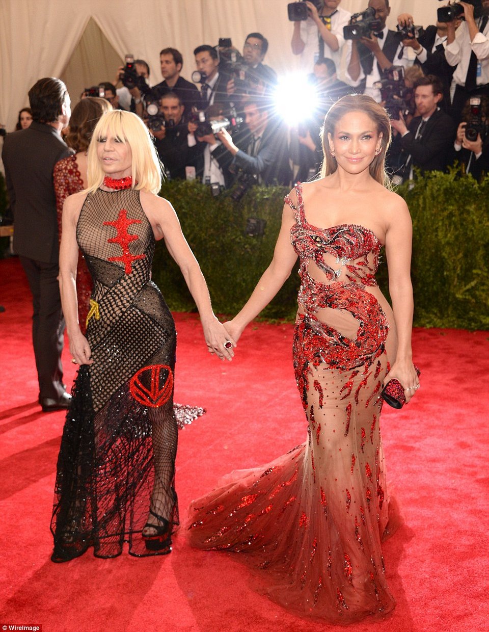 Η τουαλέτα της Λόπεζ με τη διαφάνεια στα οπίσθια - Ολα στη φόρα [εικόνες] | iefimerida.gr 2