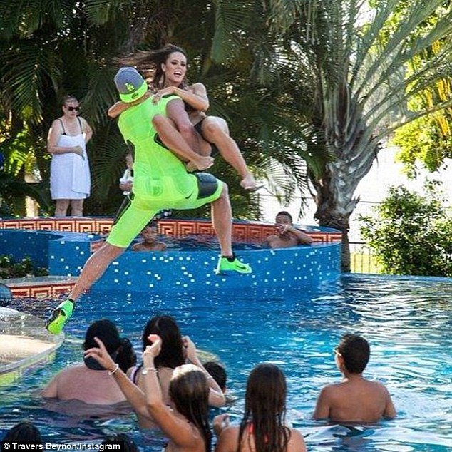 Παγκόσμιος σάλος: Εβγαλε την γυναίκα του βόλτα σαν σκύλο, με λουράκι [εικόνες] | iefimerida.gr 10