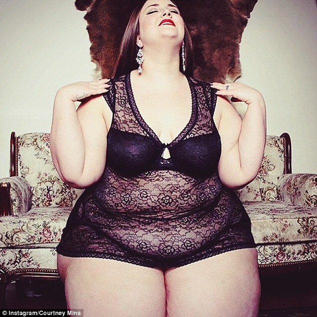 Υπέρβαρη blogger μόδας φωτογραφίζεται μόνο με τα εσώρουχά της [εικόνες] | iefimerida.gr 1