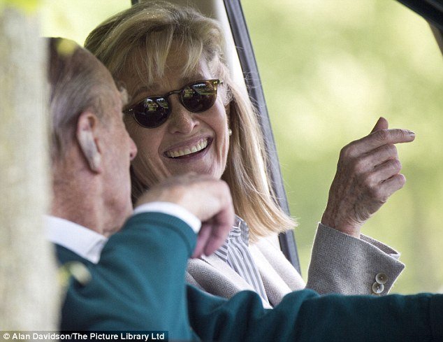 Με αυτή την ξανθιά απατά από το 1994 ο πρίγκιπας Φίλιππος την Ελισάβετ -Η αντίδραση της βασίλισσας ξαφνιάζει [εικόνες]  | iefimerida.gr 1