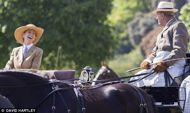 Με αυτή την ξανθιά απατά από το 1994 ο πρίγκιπας Φίλιππος την Ελισάβετ -Η αντίδραση της βασίλισσας ξαφνιάζει [εικόνες]  | iefimerida.gr 0