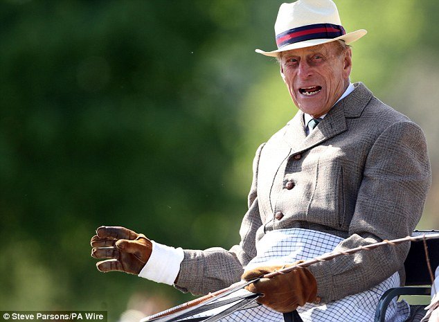 Με αυτή την ξανθιά απατά από το 1994 ο πρίγκιπας Φίλιππος την Ελισάβετ -Η αντίδραση της βασίλισσας ξαφνιάζει [εικόνες]  | iefimerida.gr 3