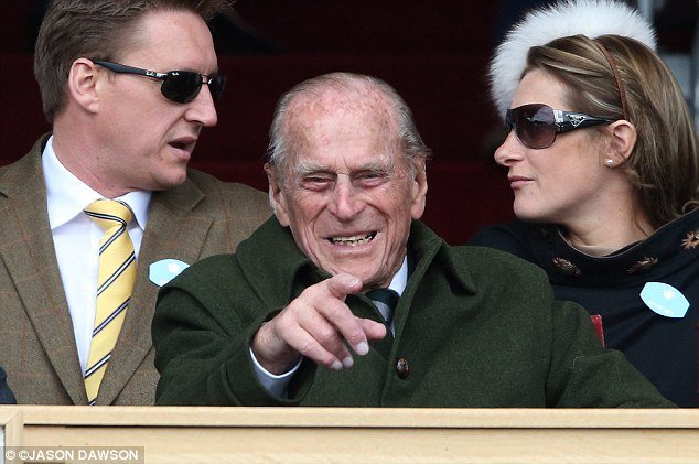 Με αυτή την ξανθιά απατά από το 1994 ο πρίγκιπας Φίλιππος την Ελισάβετ -Η αντίδραση της βασίλισσας ξαφνιάζει [εικόνες]  | iefimerida.gr 4