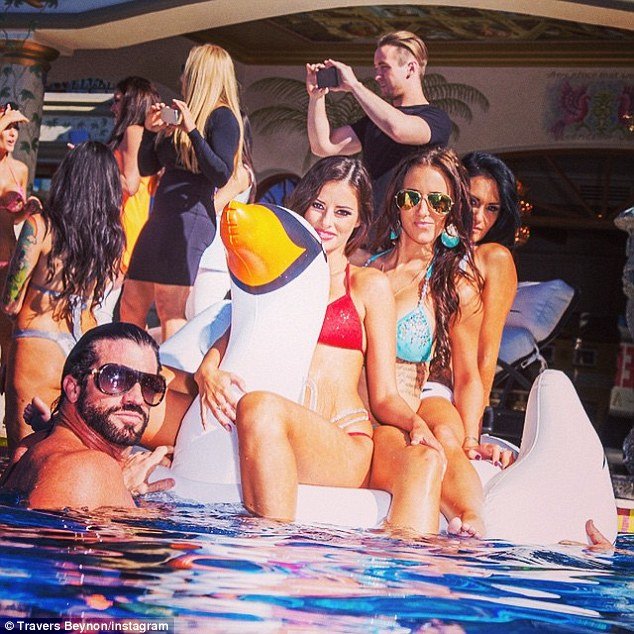 Παγκόσμιος σάλος: Εβγαλε την γυναίκα του βόλτα σαν σκύλο, με λουράκι [εικόνες] | iefimerida.gr 6