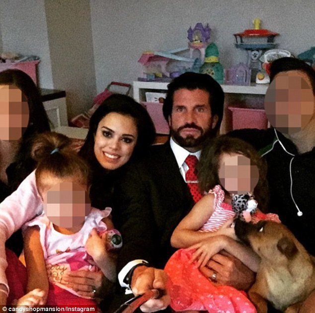 Παγκόσμιος σάλος: Εβγαλε την γυναίκα του βόλτα σαν σκύλο, με λουράκι [εικόνες] | iefimerida.gr 1