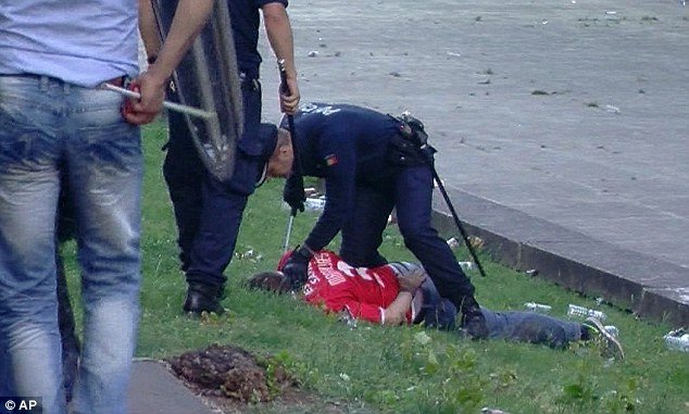 Το παιδάκι από τα επεισόδια στην Πορτογαλία που συγκλόνισε: Παρακολουθεί ουρλιάζοντας τα ΜΑΤ να δέρνουν τον πατέρα του [εικόνες & βίντεο] | iefimerida.gr 5