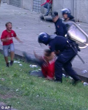 Το παιδάκι από τα επεισόδια στην Πορτογαλία που συγκλόνισε: Παρακολουθεί ουρλιάζοντας τα ΜΑΤ να δέρνουν τον πατέρα του [εικόνες & βίντεο] | iefimerida.gr 0