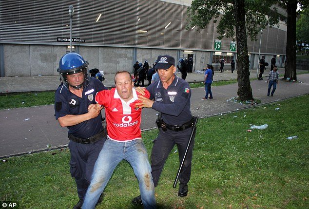 Το παιδάκι από τα επεισόδια στην Πορτογαλία που συγκλόνισε: Παρακολουθεί ουρλιάζοντας τα ΜΑΤ να δέρνουν τον πατέρα του [εικόνες & βίντεο] | iefimerida.gr 3