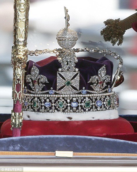 Το στέμμα με τα 3.000 διαμάντια και το περίεργο έθιμο με την απαγωγή βουλευτή -Παροξυσμός για τη προχθεσινή εμφάνιση της βασίλισσας Ελισάβετ [εικόνες] | iefimerida.gr 4