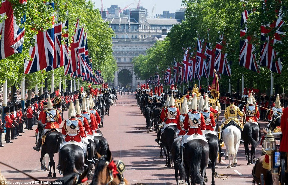 Το στέμμα με τα 3.000 διαμάντια και το περίεργο έθιμο με την απαγωγή βουλευτή -Παροξυσμός για τη προχθεσινή εμφάνιση της βασίλισσας Ελισάβετ [εικόνες] | iefimerida.gr 6