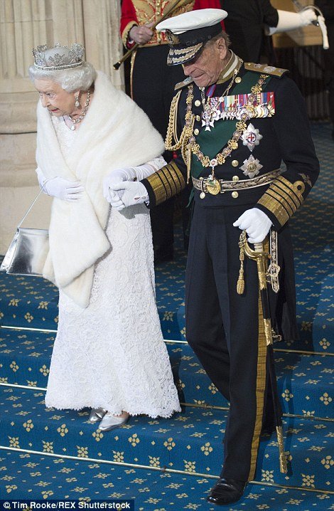 Το στέμμα με τα 3.000 διαμάντια και το περίεργο έθιμο με την απαγωγή βουλευτή -Παροξυσμός για τη προχθεσινή εμφάνιση της βασίλισσας Ελισάβετ [εικόνες] | iefimerida.gr 1