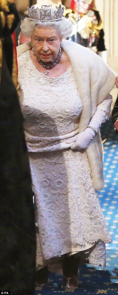 Το στέμμα με τα 3.000 διαμάντια και το περίεργο έθιμο με την απαγωγή βουλευτή -Παροξυσμός για τη προχθεσινή εμφάνιση της βασίλισσας Ελισάβετ [εικόνες] | iefimerida.gr 8