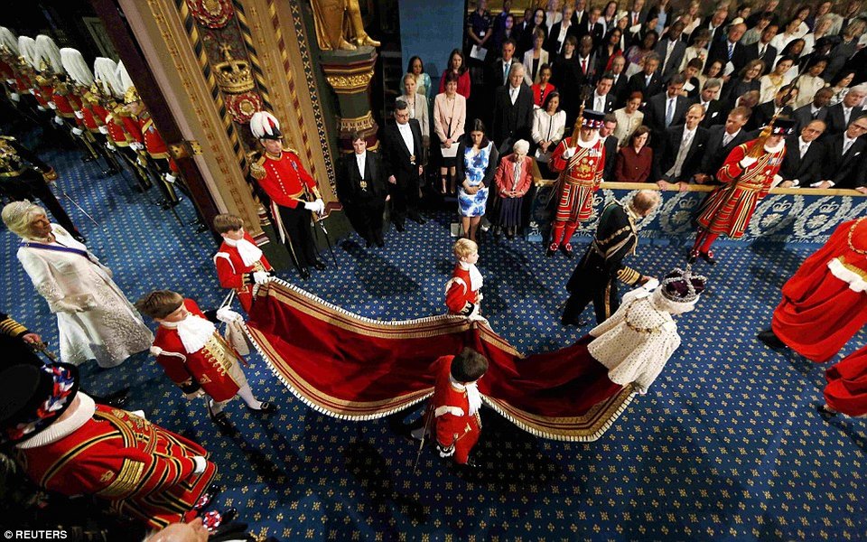 Το στέμμα με τα 3.000 διαμάντια και το περίεργο έθιμο με την απαγωγή βουλευτή -Παροξυσμός για τη προχθεσινή εμφάνιση της βασίλισσας Ελισάβετ [εικόνες] | iefimerida.gr 0