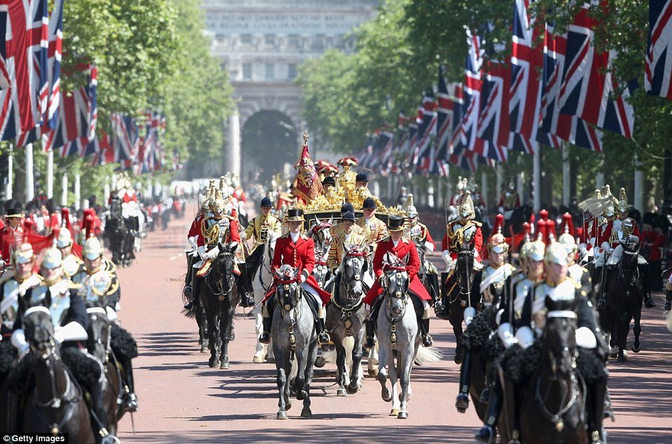 Το στέμμα με τα 3.000 διαμάντια και το περίεργο έθιμο με την απαγωγή βουλευτή -Παροξυσμός για τη προχθεσινή εμφάνιση της βασίλισσας Ελισάβετ [εικόνες] | iefimerida.gr 5