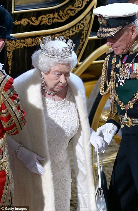 Το στέμμα με τα 3.000 διαμάντια και το περίεργο έθιμο με την απαγωγή βουλευτή -Παροξυσμός για τη προχθεσινή εμφάνιση της βασίλισσας Ελισάβετ [εικόνες] | iefimerida.gr 7