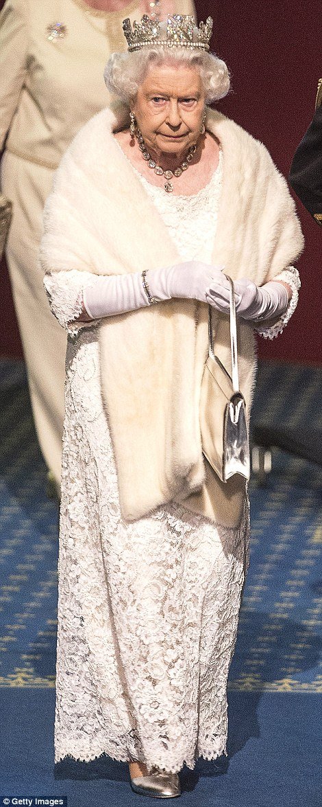 Το στέμμα με τα 3.000 διαμάντια και το περίεργο έθιμο με την απαγωγή βουλευτή -Παροξυσμός για τη προχθεσινή εμφάνιση της βασίλισσας Ελισάβετ [εικόνες] | iefimerida.gr 9