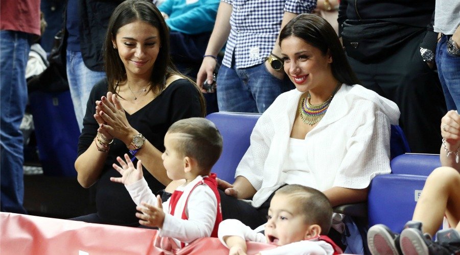 Ο γιος κοιμόταν και ο μπαμπάς Σπανούλης οργίαζε – Η στοργική αγκαλιά στον μικρό στο τέλος [εικόνες & βίντεο] | iefimerida.gr 0