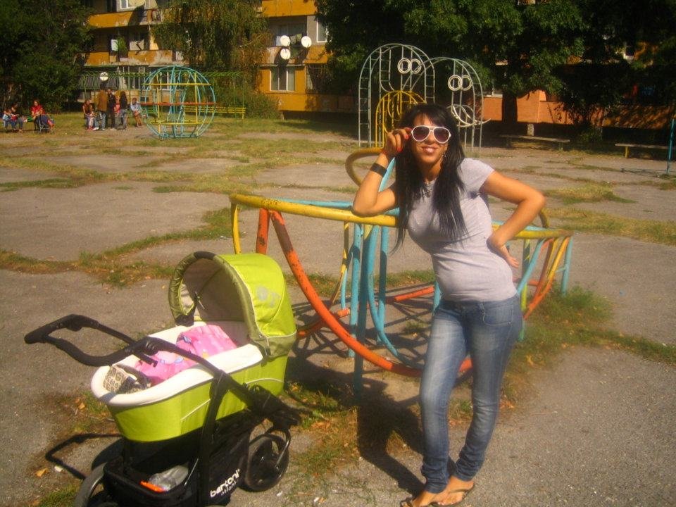 Αυτή είναι η μητέρα της μικρής Αννυς -Προκλητικές πόζες, τσιγαριλίκια και πανάκριβες BMW [εικόνες] | iefimerida.gr 11