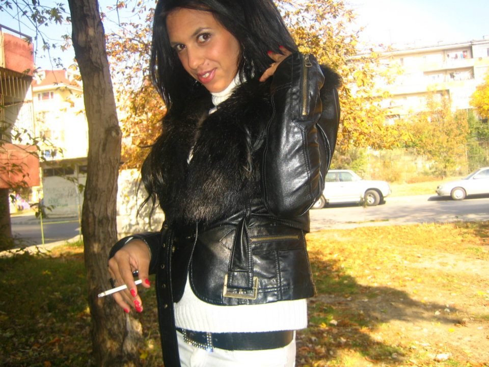 Αυτή είναι η μητέρα της μικρής Αννυς -Προκλητικές πόζες, τσιγαριλίκια και πανάκριβες BMW [εικόνες] | iefimerida.gr 10