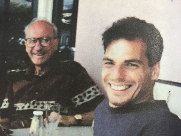 Ενας άλλος Βαρουφάκης: Στην παραλία με μαγιό, με τους γονείς του, με τη γάτα του [εικόνες] | iefimerida.gr 2