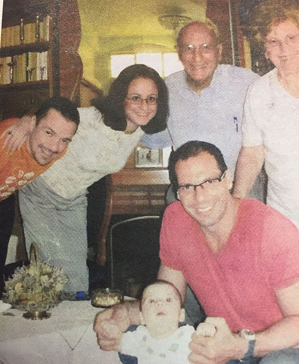 Ενας άλλος Βαρουφάκης: Στην παραλία με μαγιό, με τους γονείς του, με τη γάτα του [εικόνες] | iefimerida.gr 3