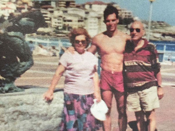 Ενας άλλος Βαρουφάκης: Στην παραλία με μαγιό, με τους γονείς του, με τη γάτα του [εικόνες] | iefimerida.gr 4