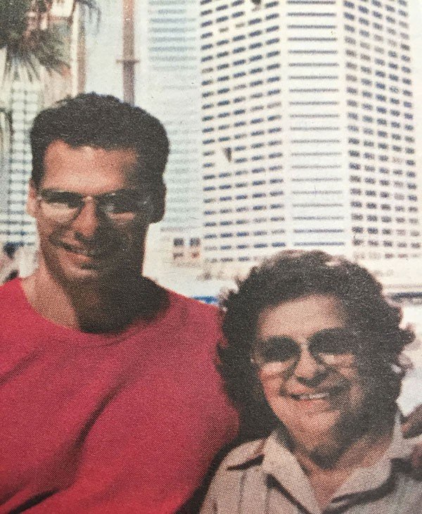 Ενας άλλος Βαρουφάκης: Στην παραλία με μαγιό, με τους γονείς του, με τη γάτα του [εικόνες] | iefimerida.gr 5