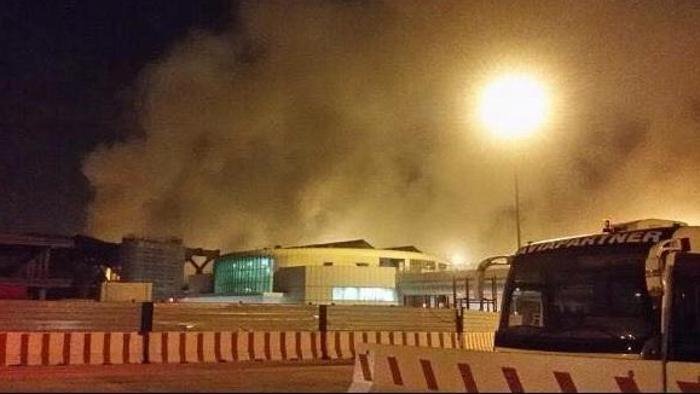 Πυρκαγιά στο μεγαλύτερο αεροδρόμιο της Ρώμης [εικόνα & βίντεο] | iefimerida.gr 0