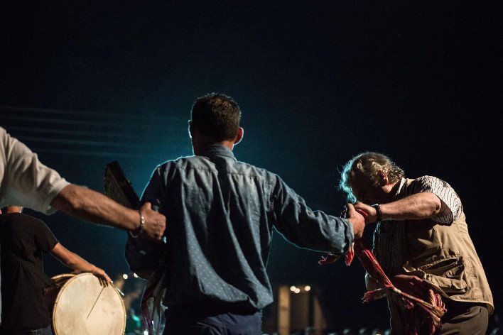 Οι τελευταίοι αναστενάρηδες: Πατώντας σε αναμμένα κάρβουνα σε κατάσταση έκστασης [εικόνες] | iefimerida.gr 7