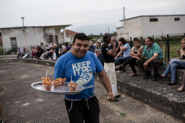Οι τελευταίοι αναστενάρηδες: Πατώντας σε αναμμένα κάρβουνα σε κατάσταση έκστασης [εικόνες] | iefimerida.gr 1