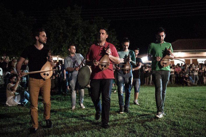 Οι τελευταίοι αναστενάρηδες: Πατώντας σε αναμμένα κάρβουνα σε κατάσταση έκστασης [εικόνες] | iefimerida.gr 2