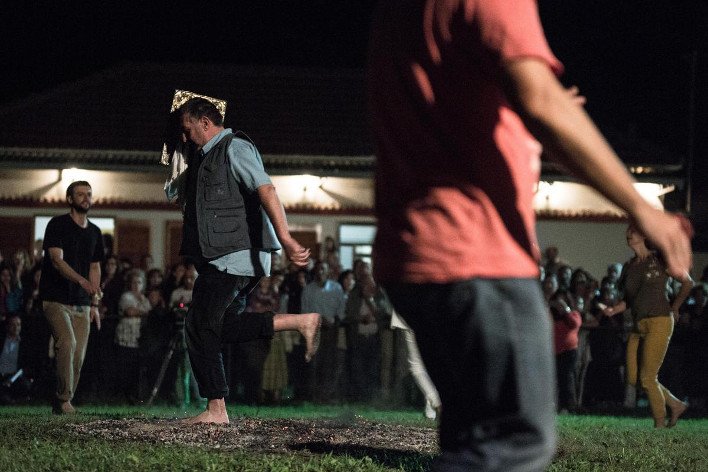 Οι τελευταίοι αναστενάρηδες: Πατώντας σε αναμμένα κάρβουνα σε κατάσταση έκστασης [εικόνες] | iefimerida.gr 4