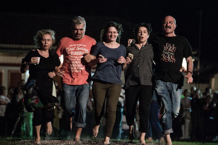 Οι τελευταίοι αναστενάρηδες: Πατώντας σε αναμμένα κάρβουνα σε κατάσταση έκστασης [εικόνες] | iefimerida.gr 6