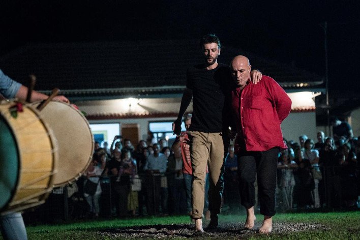 Οι τελευταίοι αναστενάρηδες: Πατώντας σε αναμμένα κάρβουνα σε κατάσταση έκστασης [εικόνες] | iefimerida.gr 5