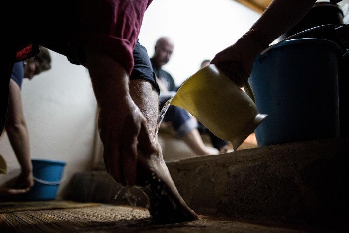 Οι τελευταίοι αναστενάρηδες: Πατώντας σε αναμμένα κάρβουνα σε κατάσταση έκστασης [εικόνες] | iefimerida.gr 8